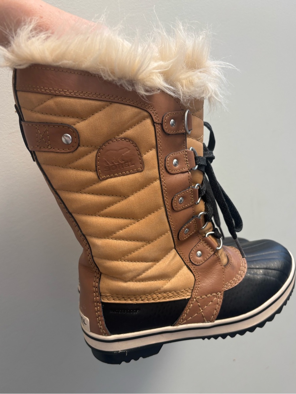 Sorel and Black Quilted Winter Lace-Up Boot with Faux Fur Collar, size4